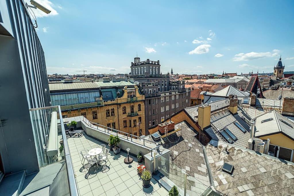 Apartment Shiny Rooftop With Free Garage Prag